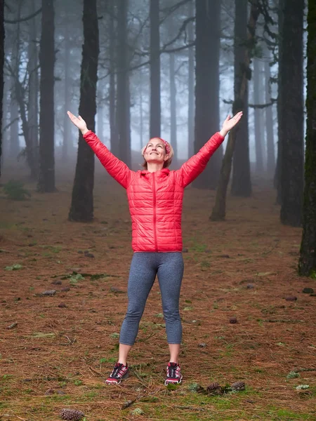 Nő feltárása lenyűgöző ködös erdő — Stock Fotó