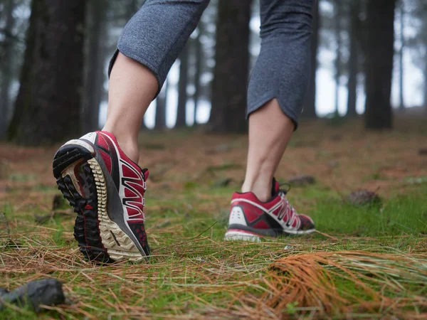 Voeten van jonge vrouw wandelen — Stockfoto