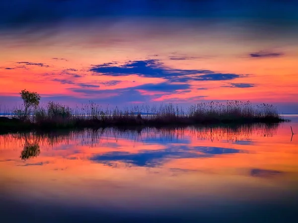 Paisagem ao pôr do sol / nascer do sol junto ao lago — Fotografia de Stock
