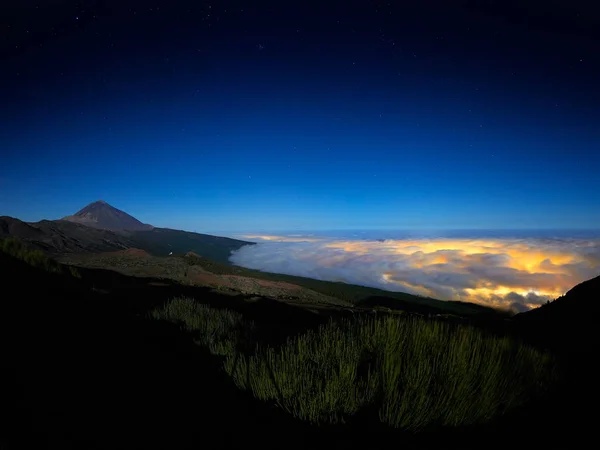 Vista de las luces de la ciudad bajo las densas nubes — Foto de Stock