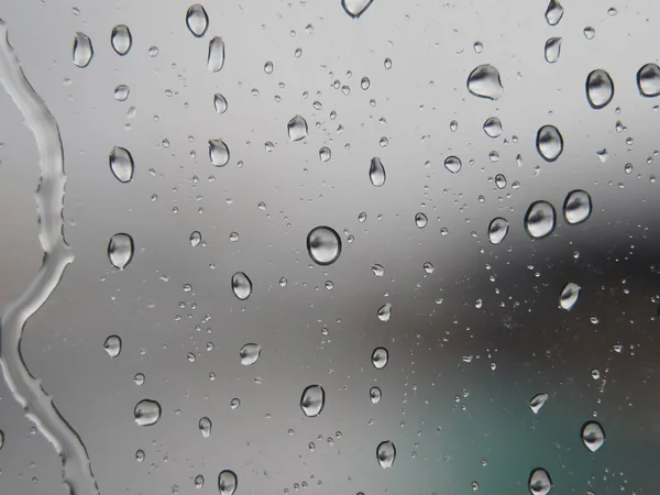 Regn droppar på fönstret Stockfoto