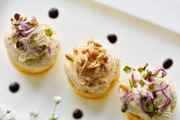 Arreglo de alimentos con ensalada de huevas y gérmenes de trigo —  Fotos de Stock