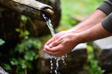 yıkama adam taze, soğuk, dağ spri içme suyu eller.