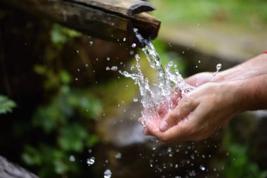 yıkama adam taze, soğuk, dağ spri içme suyu eller.