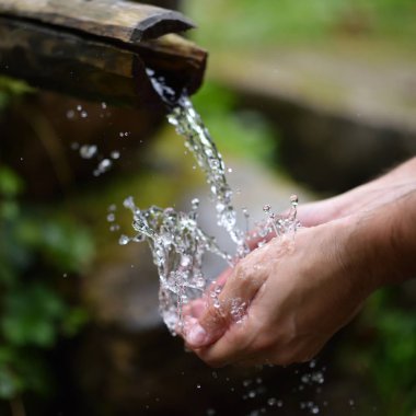 yıkama adam taze, soğuk, dağ spri içme suyu eller.