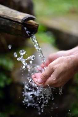 yıkama adam taze, soğuk, dağ spri içme suyu eller.