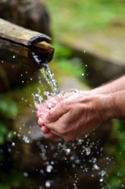 adam yıkama suda eller