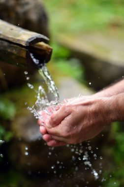 yıkama adam taze, soğuk, dağ spri içme suyu eller.