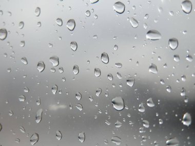 Pencereye yağmur damlaları