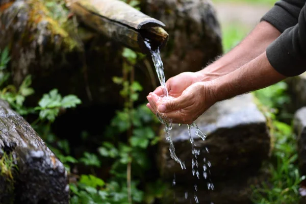 Man washing hands in fresh, cold, potable water of mountain spri — Stock Photo, Image