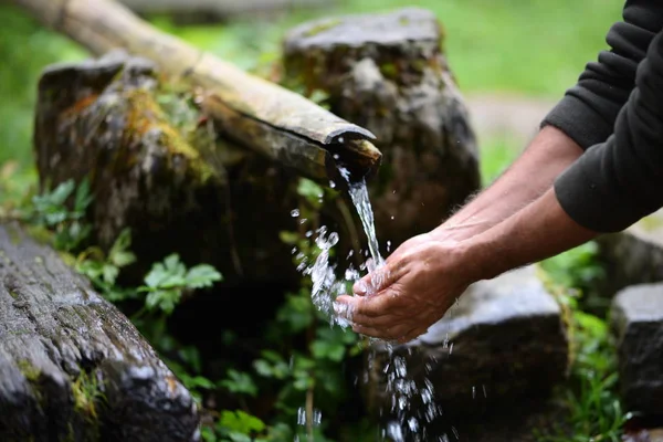 Man washing hands in fresh, cold, potable water of mountain spri — Stock Photo, Image