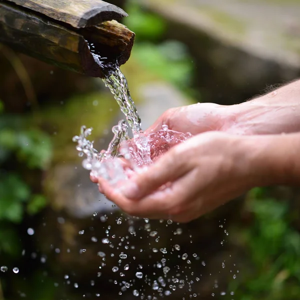 Man washing hands in fresh, cold, potable water of mountain spri — Stock Photo, Image
