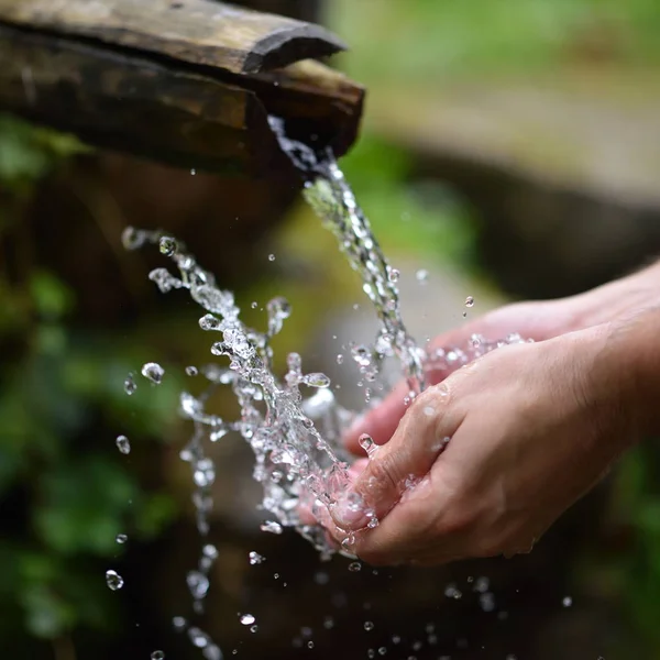 Man washing hands in fresh, cold, potable water of mountain spri — Stock Photo, Image