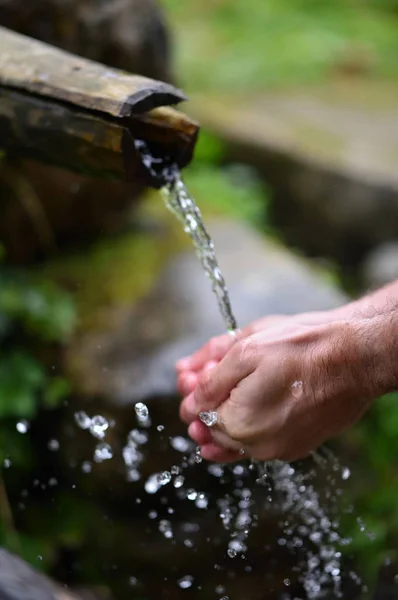 Mãos com respingo de água — Fotografia de Stock