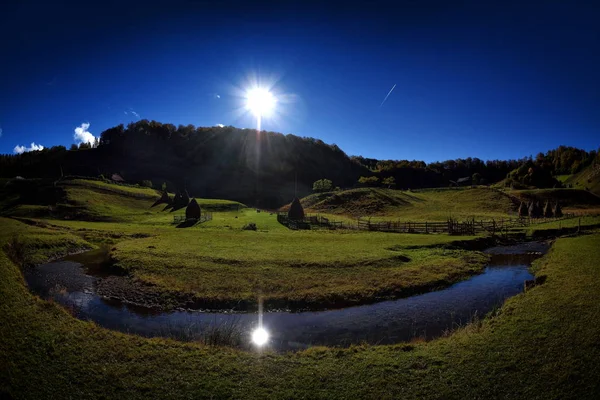 Berglandschaft im Sommermorgen — Stockfoto