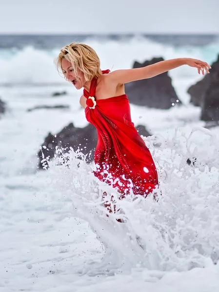 Mujer en vestido rojo en la playa —  Fotos de Stock