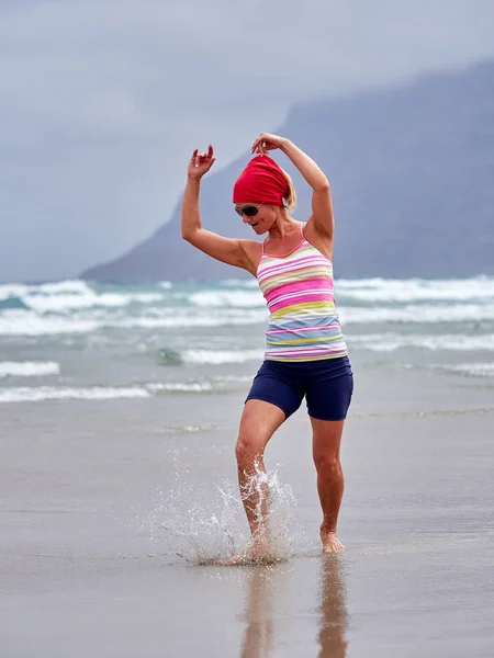 Actieve vrouw op strand — Stockfoto