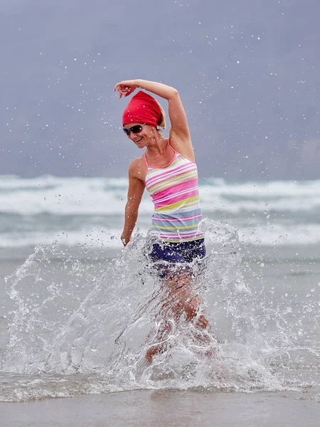 Δραστήρια σπορ γυναίκα στην παραλία το πρωί το καλοκαίρι — Φωτογραφία Αρχείου