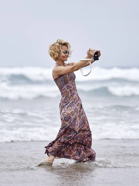 Mujer joven en la playa —  Fotos de Stock