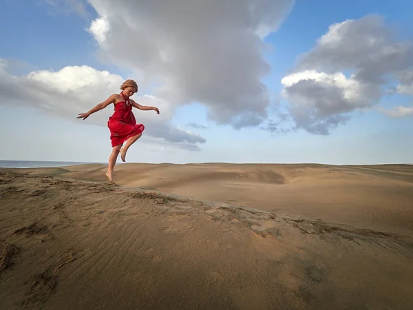 Mujer feliz bailando en la arena —  Fotos de Stock