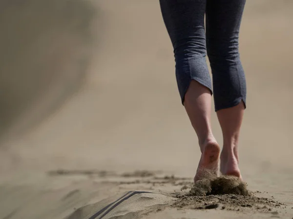 Босые ноги молодой женщины бег / прогулки по пляжу на рассвете — стоковое фото