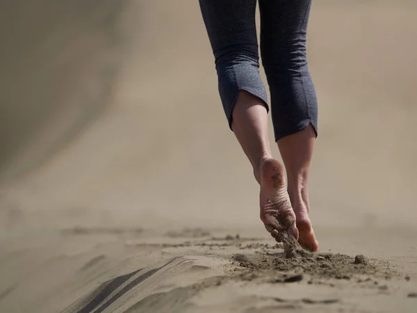 Bose stopy młode kobiety do biegania/chodzenia na plaży sunrise — Zdjęcie stockowe
