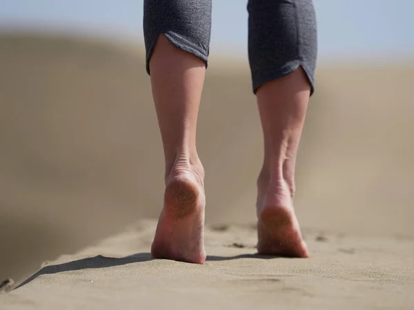 Pés descalços de mulher jovem correndo / andando na praia ao nascer do sol — Fotografia de Stock