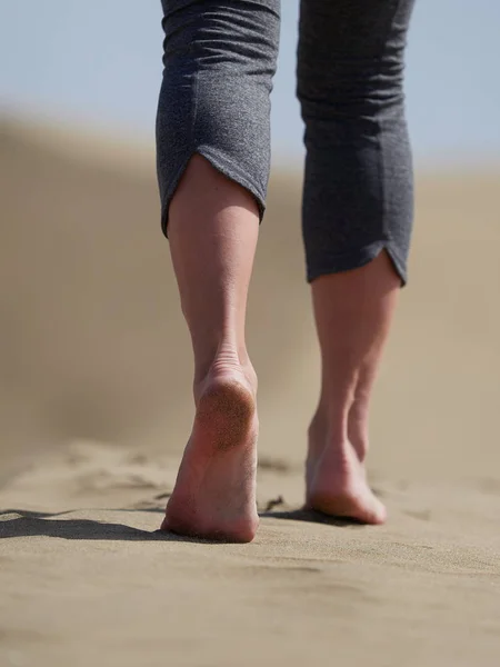 Bose stopy młode kobiety — Zdjęcie stockowe