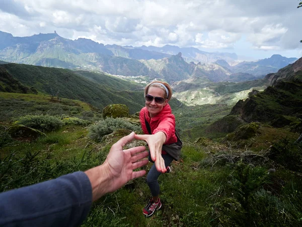 Mujer en zona alpina — Foto de Stock