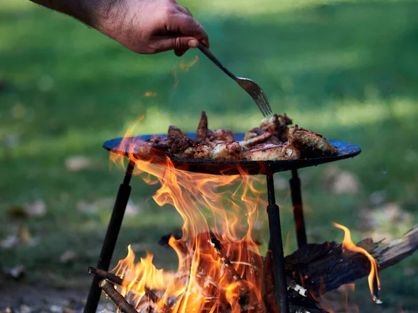 Muž udělat barbeque camping jídlo — Stock fotografie
