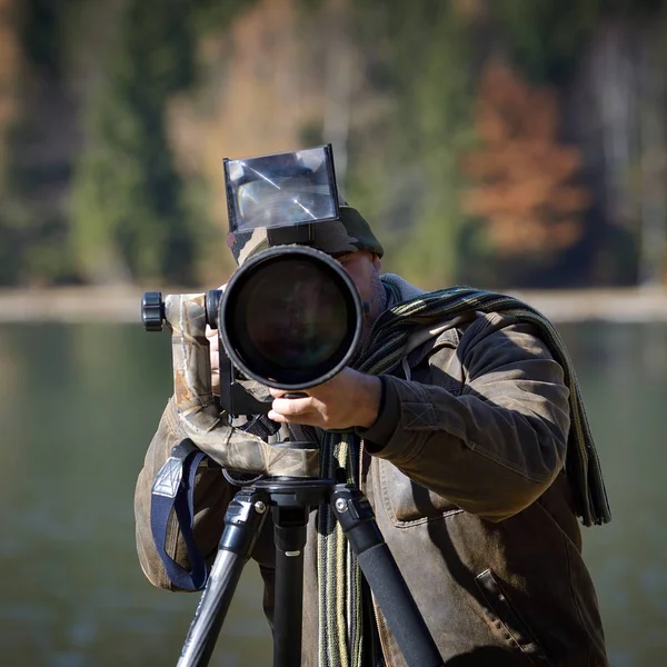 Naturfotografen utomhus i aktion — Stockfoto