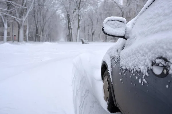 Veicolo coperto di neve in inverno — Foto Stock