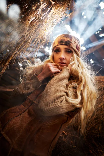 Beautiful woman relaxing in straw in autumn — Stock Photo, Image