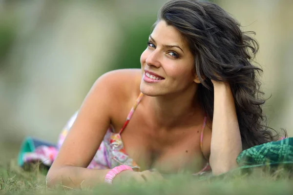 Joven sonriente mujer al aire libre — Foto de Stock