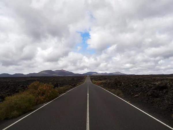 Empty endless highway through the volcanic landscape — Stock Photo, Image