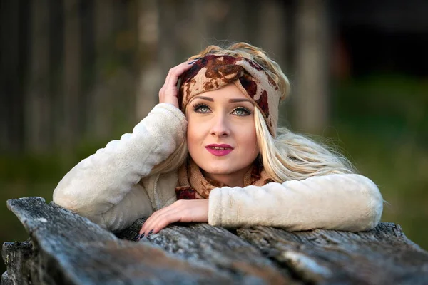 Mooie jonge vrouw buiten in de herfst — Stockfoto