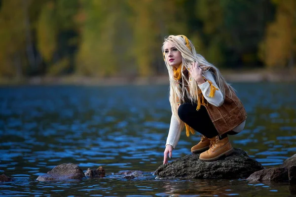 Jeune jolie femme en plein air en automne — Photo