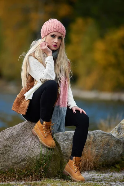 Joven bonita mujer al aire libre en otoño — Foto de Stock