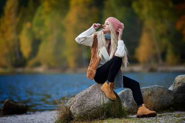Young pretty woman outdoor in fall — Stock Photo, Image