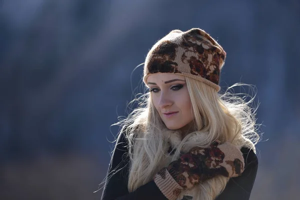 Молодая красивая женщина под открытым небом зимой — стоковое фото