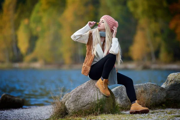 Young pretty woman outdoor in fall — Stock Photo, Image