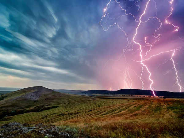 Onweer met bliksemschichten over de velden — Stockfoto