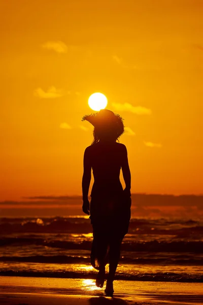Giovane donna silhouette sulla spiaggia — Foto Stock