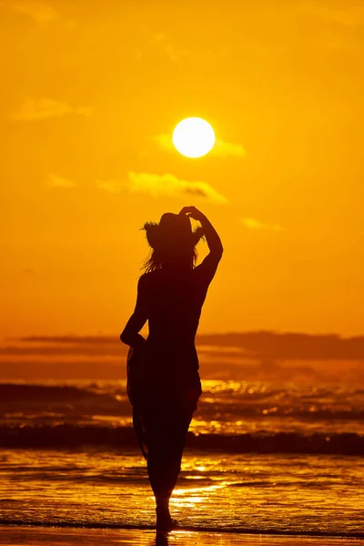 Silueta de mujer joven en la playa — Foto de Stock
