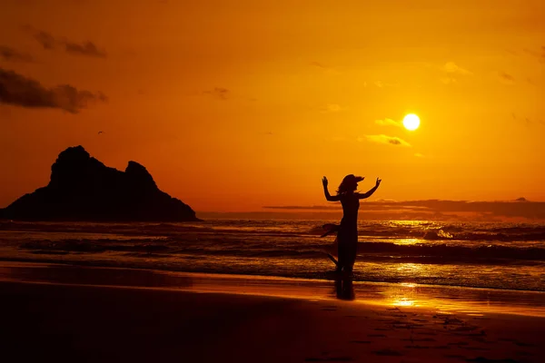 Giovane donna silhouette sulla spiaggia — Foto Stock