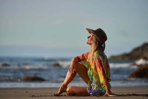 Jovem mulher relaxante na praia — Fotografia de Stock