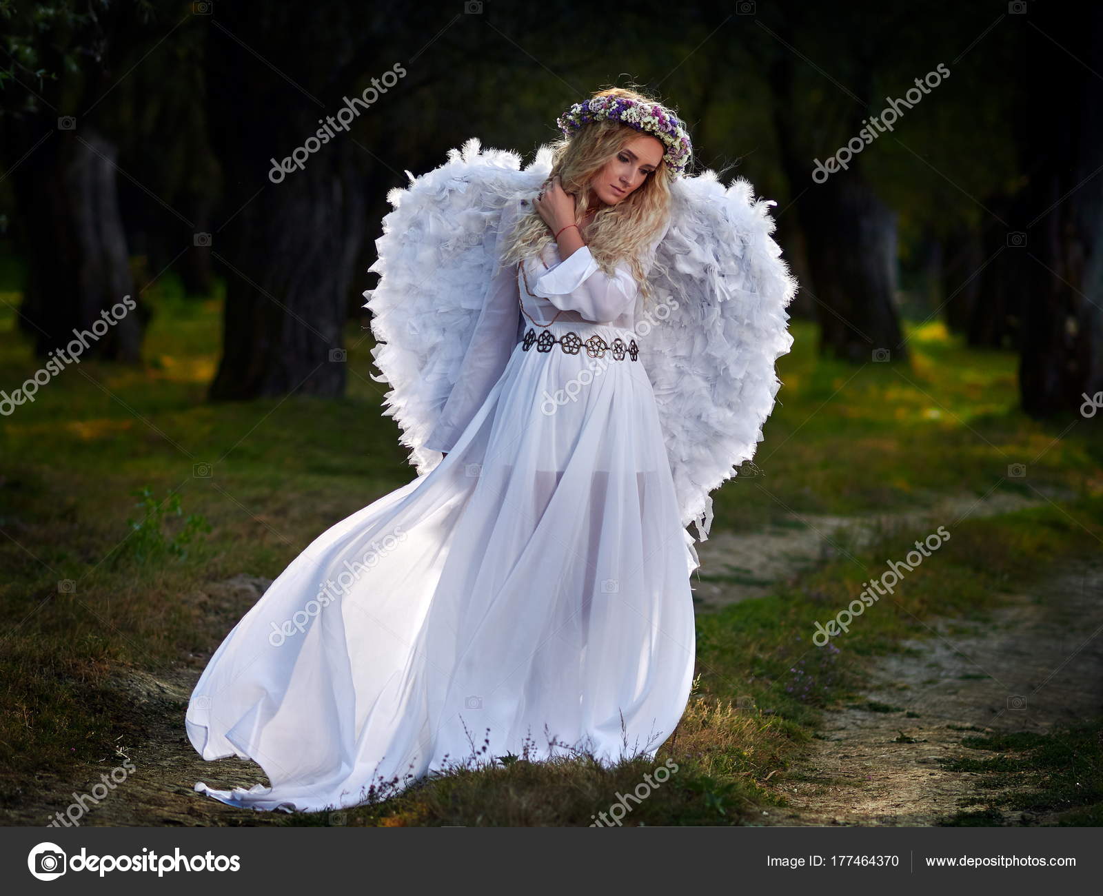 Mujer Joven Con Vestido Blanco Largo Alas Ángel — Foto de stock