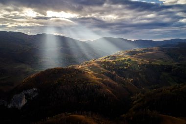 Karpatlar dağlar kırsal havadan görünümü güzel sonbahar hava, Romanya