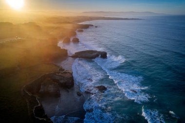 Kuzey İspanya'günbatımı ışık, katedraller beach Atlantik Okyanusu, Cantabric sahil Lugo, Galiçya, İspanya - Playa de las Catedrales adlı ünlü plaj havadan görünümü