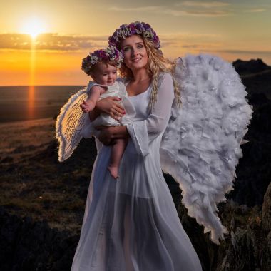 Genç güzel küçük kızı yaz gün batımı ışığında, melekler açık sarılma anne